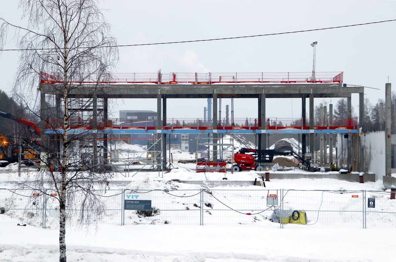 Rakennukset salvetaan betonisen rungon päälle osasto kerrallaan. Lopuksi päälle nostetaan lohkoina maassa rakennettu katto.