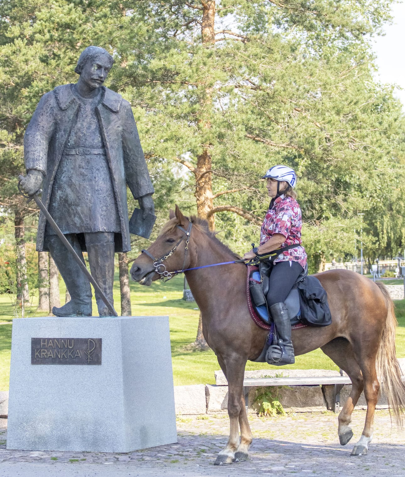 Ritva Lampinen ja Rusliina matkalla Hangosta Nuorgamiin. Matkalaisten reitti kulki Limingan kylänraitin läpi.