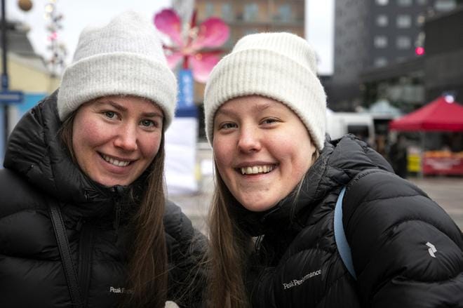 Katri Kellosaari ja Elsa Kellosaari piipahtivat torilla Seinäjoella. Päivän fiilis oli kohdillaan. KUVA: JARI E. HAKALA