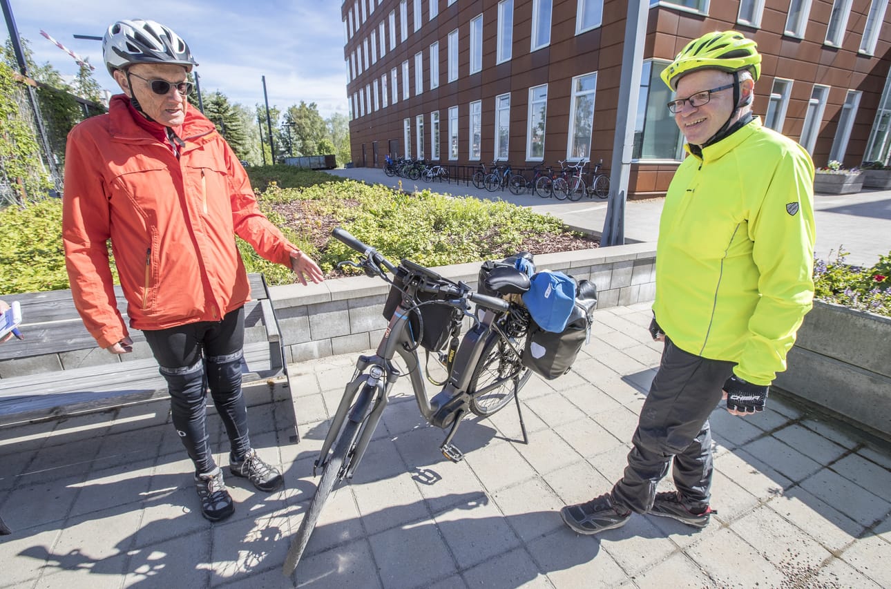 Johann Günther (vas.) ja Risto Kimari ovat pyöräilleet yhdessä rannikkoa pitkin Turusta Ouluun.