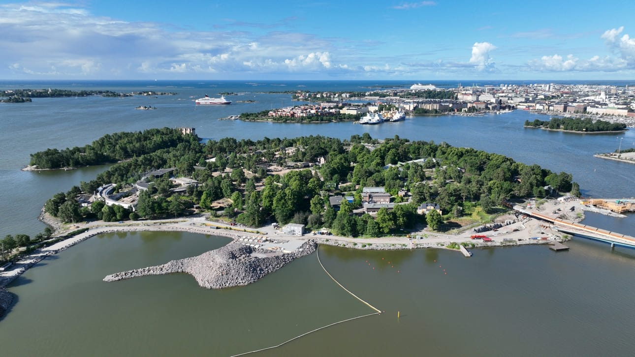 Eläintarhan terraariosta karanneen Pedro-boan epäillään piileskelevän Korkeasaaren Amazonia-talossa. LEHTIKUVA / VESA MOILANEN