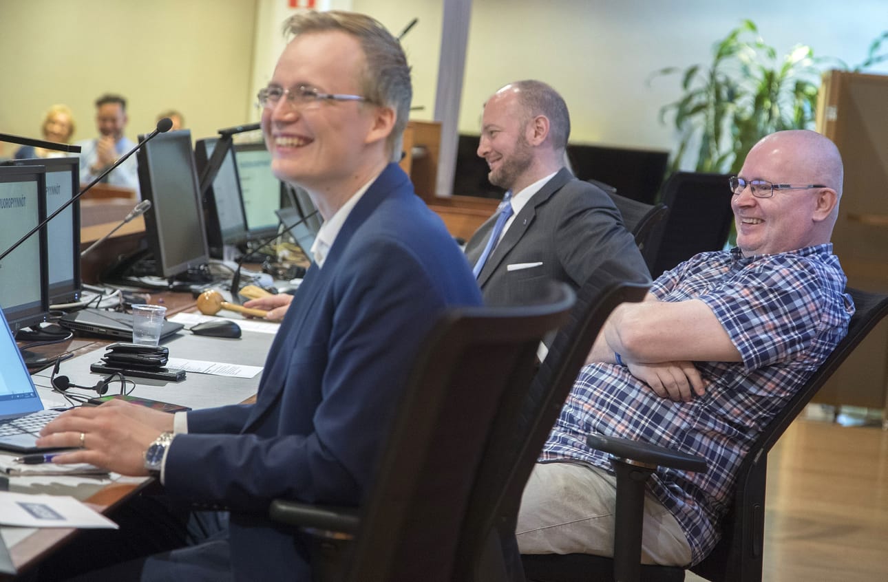 Jari Lindström (oik.) istui rentoutuneena kuuntelemassa puoluekokouksen avausta Toni Ahvan (vas.) ja sinisten entisen puheenjohtajan Sampo Terhon seurassa. Lounaan jälkeen Lindström veti kokousta puheenjohtajana.