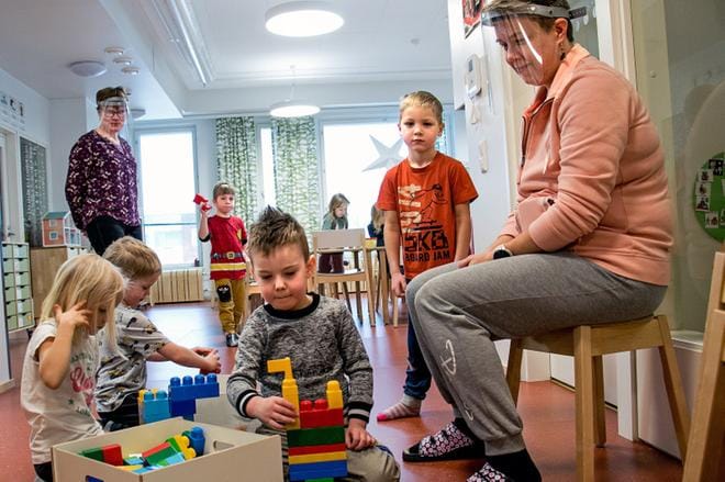 Päiviksen johtaja Pia Knös (oikealla) ja taaempana näkyvä varhaiskasvatusopettaja Sinikka Enbacka kehuvat päiväkodin lapsia ja työporukan hyvää henkeä. KUVA: JORMA HAVULA