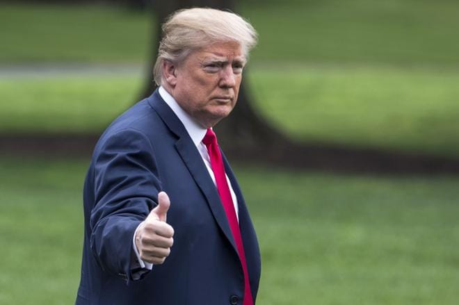 Kun yleisön huomio kiinnittyy epäolennaisuuksiin, presidentti Trump voi tehdä todellista politiikkaansa rauhassa. KUVA: Zach Gibson /EPA