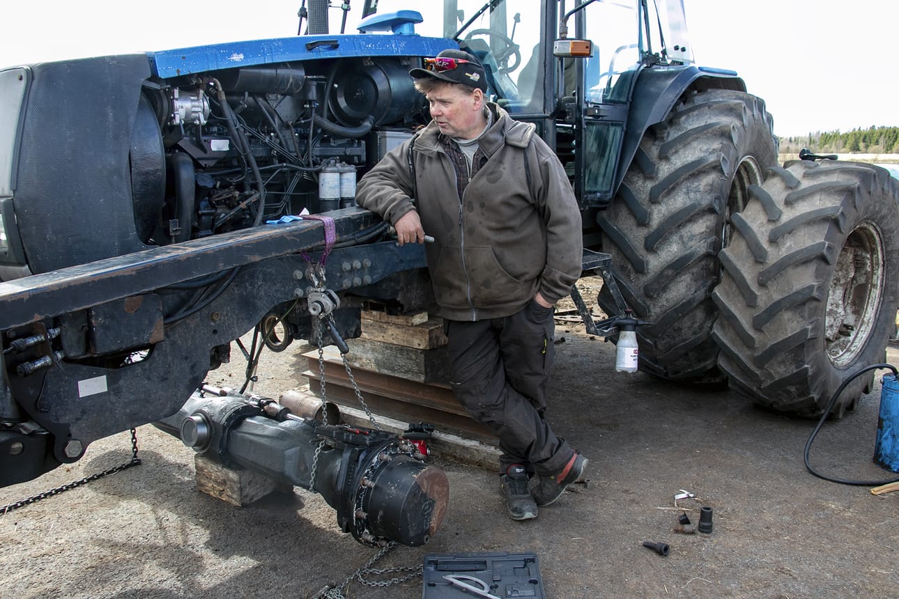 – Joku voi luulla tätä turvehommaa kullan vuolemiseksi. Tuotantoalueita on eri vaiheissa, ja sisään tulevasta rahasta suurin osa menee koneisiin, infraan ja työntekijöiden palkkoihin, sanoo Jussi Harju, jonka yksi traktori oli remontissa tällä viikolla.