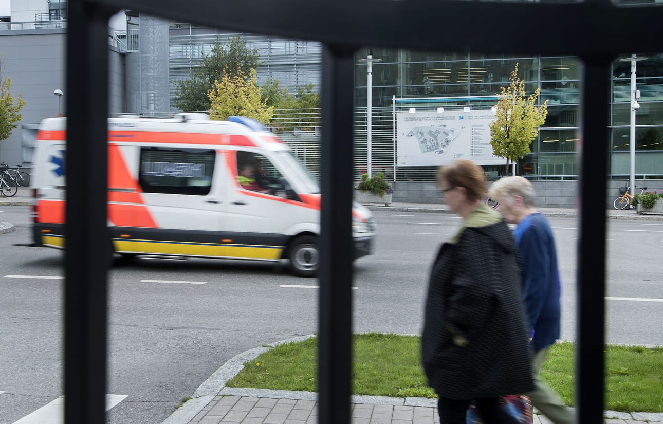 Sunnuntaista lähtien sote-palveluita ja pelastustoimea järjestävät 21 hyvinvointialuetta, Helsingin kaupunki ja HUS:in kuntayhtymä. Uudistuksen ei pitäisi ainakaan alkuvaiheessa näkyvä kansalaisten arjessa juuri mitenkään. Suurempi mullistus on henkilöstöllä.