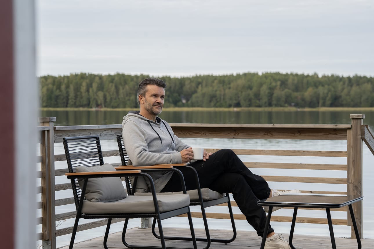 Kahvikuppi saunan terassilla aamulla tai iltapäivällä on luksusta Kai Luomalle.