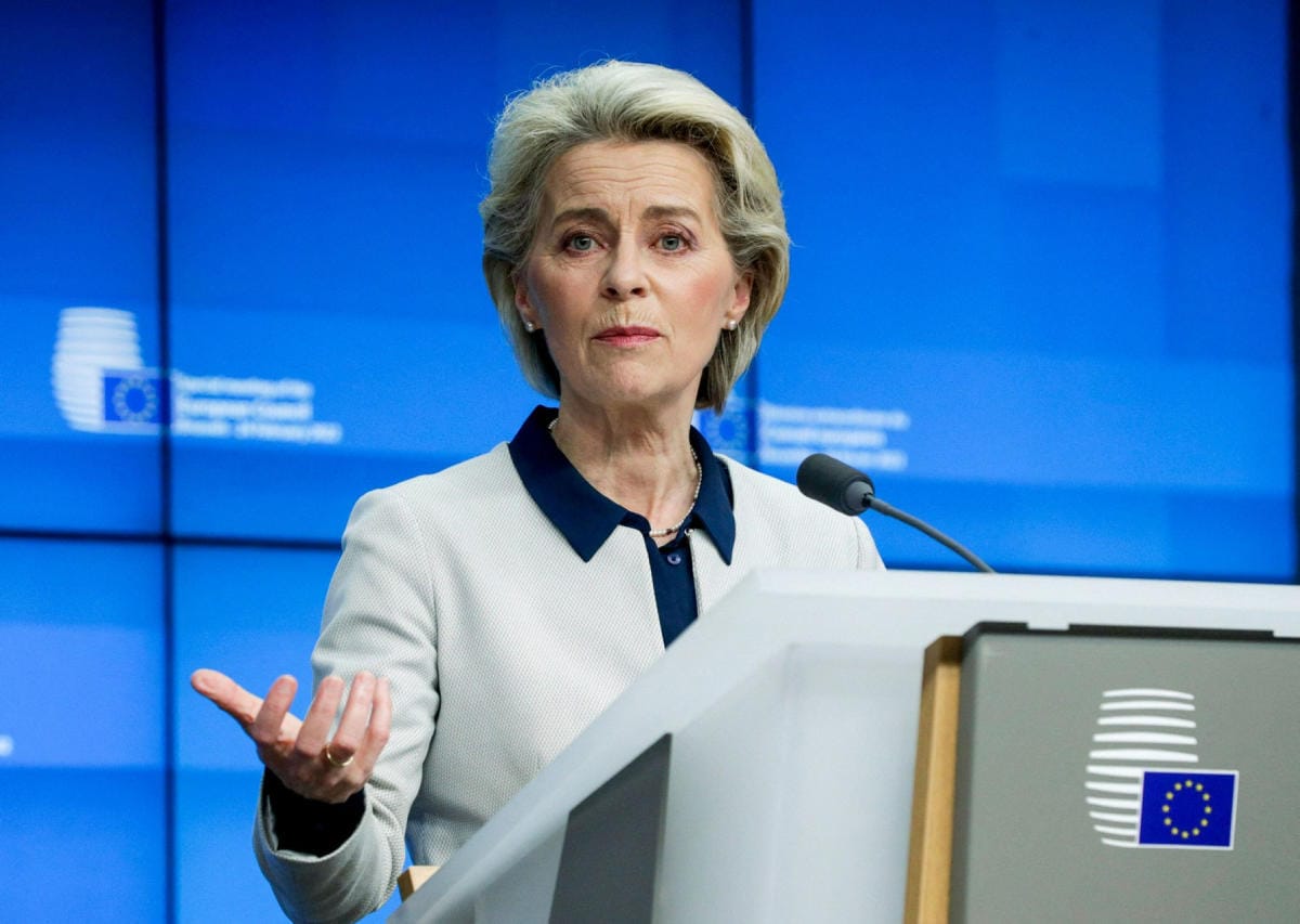 EU-komission puheenjohtaja Ursula von der Leyen kertoi suunnitelmasta jättää venäläispankkeja Swift-maksujärjestelmän ulkopuolelle. LEHTIKUVA/AFP