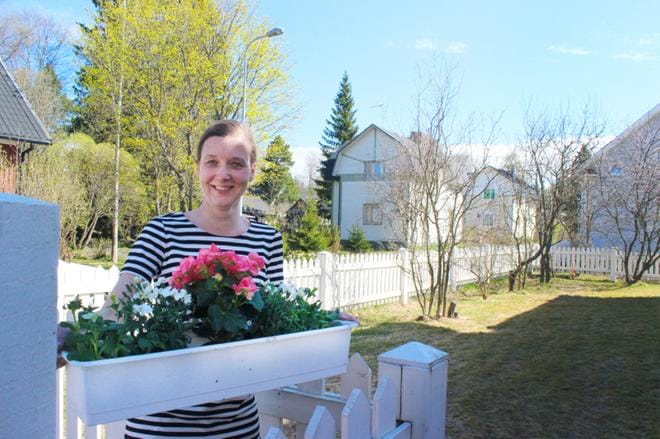Kapernaumi on ehdolla vuoden kaupunginosaksi valtakunnallisessa kisassa. Asukasyhdistyksen puheenjohtaja Leena Rintala kehuu alueen yhteisöllisyyttä ja ainutlaatuista puutarhamaista miljöötä. Kuva Outi Rantala