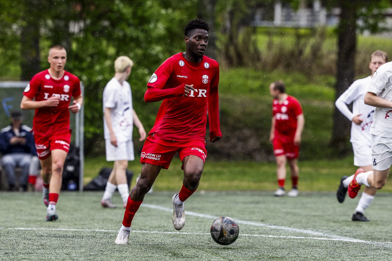 KePS:in ainoa ulkomaalaispelaaja on Adeola Modepoola. Hänellä on tärkeä rooli joukkueessa.
