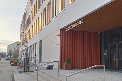 Oulun oikeustalo palkittiin Pohjois-Suomen vuoden rakennustekona, koronavuosien palkinto myönnettiin OYSin uudelle sädehoitotalolle