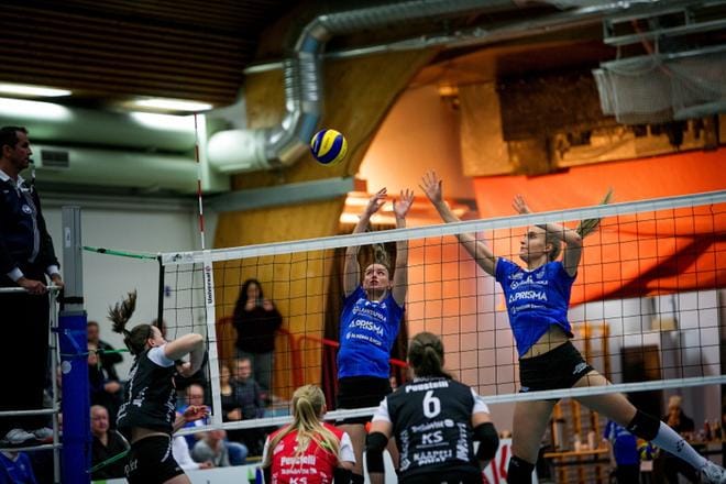 Jymyn Maja Krjlic ja Karoliina Friberg nousivat torjuntaan. KUVA: JAAKKO ELENIUS