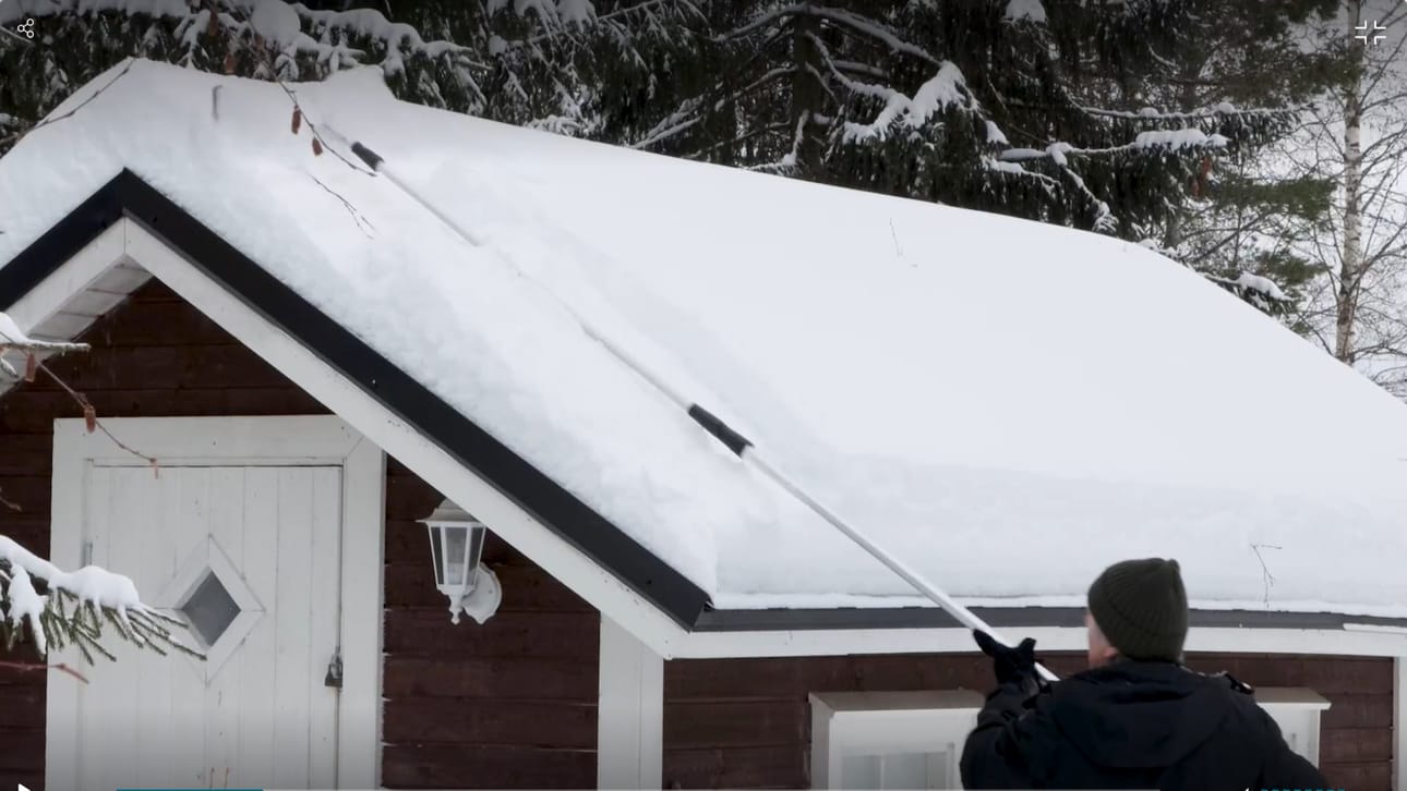 Kattojen lumikuorma nousee huolenaiheeksi, kun lunta sataa usein ja paljon.