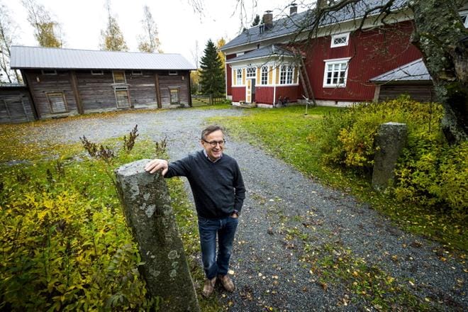 Yrjö Koivisto asuu vaimonsa Helka Koiviston kanssa lähes kaksisataa vuotta vanhassa talossa. Koivistot tekivät Rinta-Valkaman taloon mittavan remontin vanhaa rakennustapaa kunnioittaen. KUVAT: MATTI HAUTALAHTI