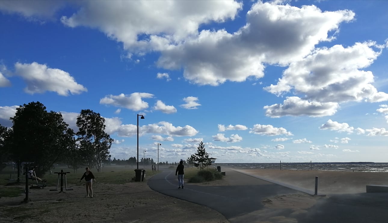 Aurinkoinen hiekkamyrsky Nallikarissa.