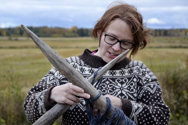 Aidanseiväspuikot olivat Jaana Luhtalan myyntikojun rekvisiittaa Isonkyrön 1700-luvun markkinoilla. KUVA: HANNELE YLI-VIITALA