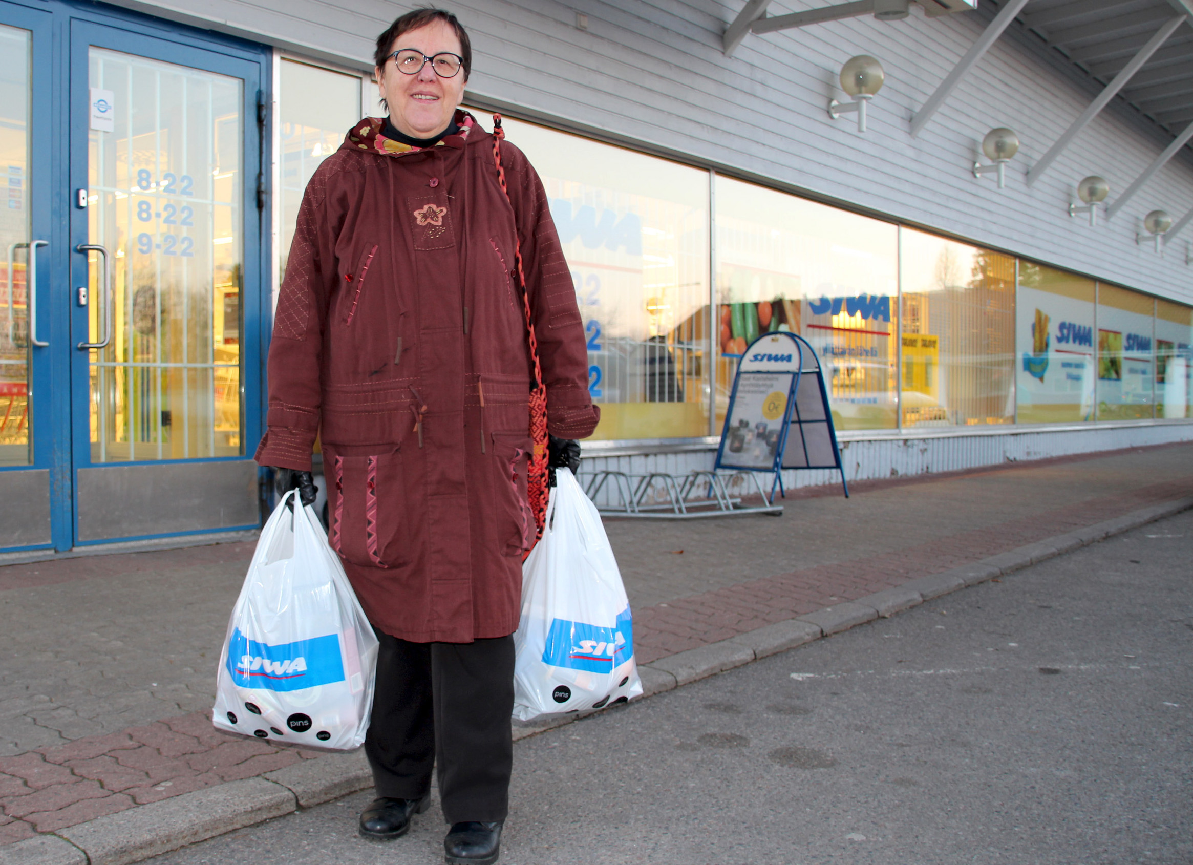 Ruukin Siwassa säännöllisesti asioinut Anni Häikiö harmittelee kaupan ovien sulkeutumista.  Kuva: Sari Junnonaho