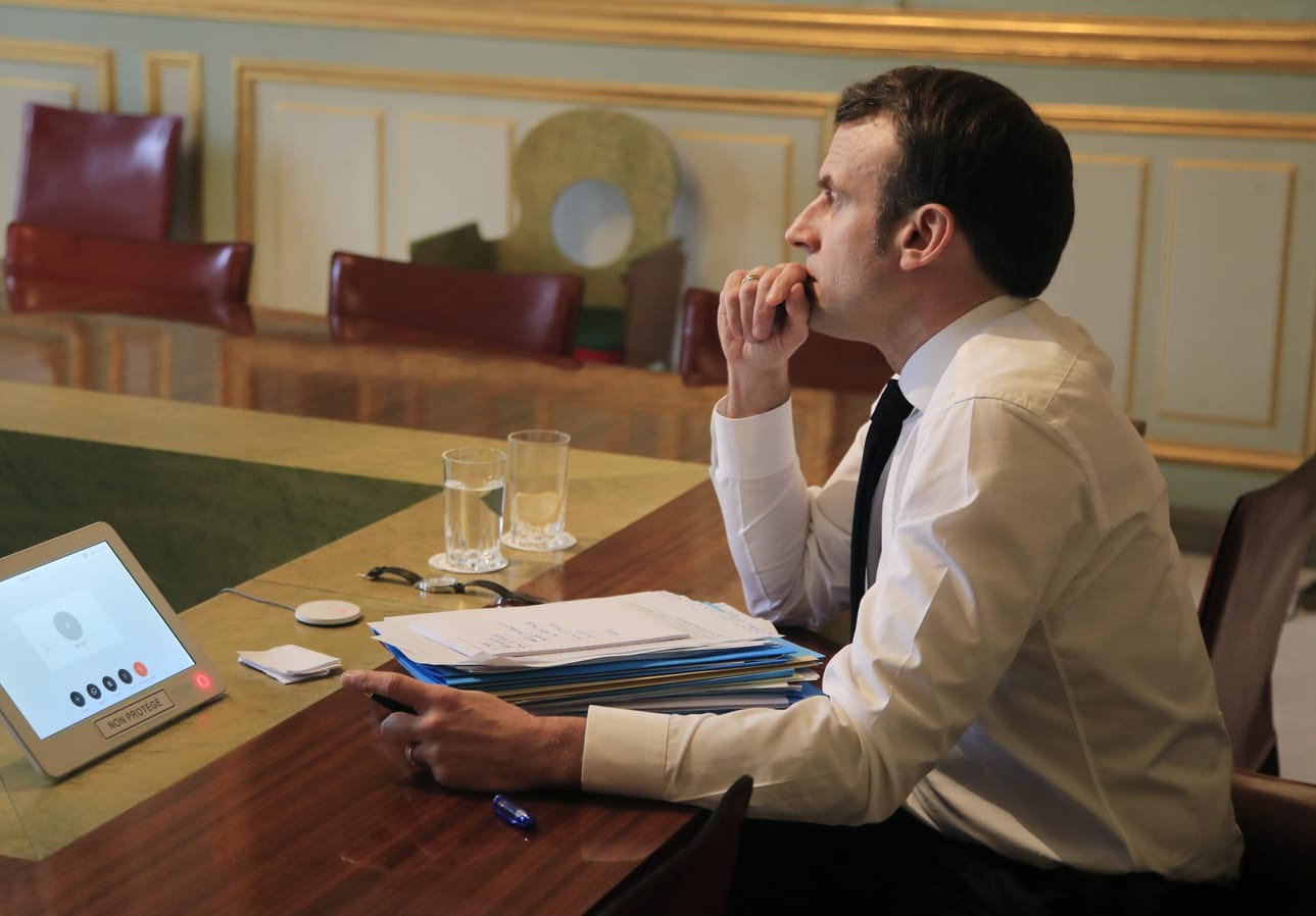 Emmanuel Macron neuvoo ranskalaisia luopumaan kättelystä ja poskisuudelmista koronan takia.