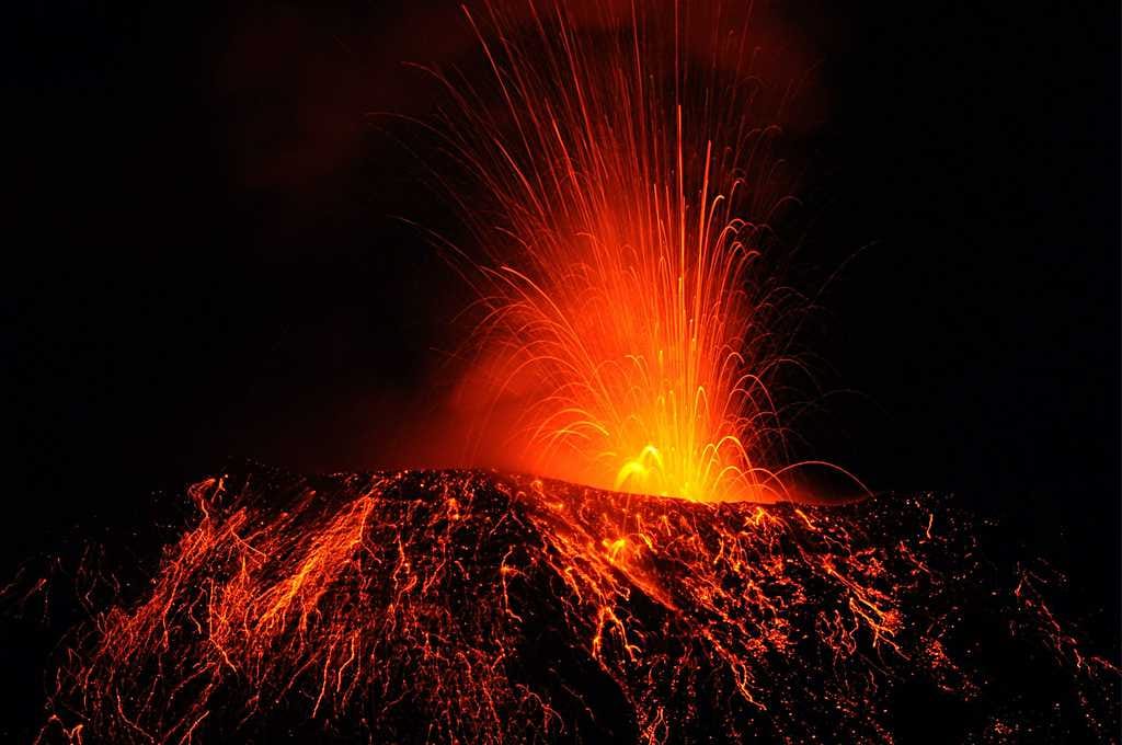 Tungurahua-vuori on sunnuntaista lähtien sylkenyt ilmoille tuhkaa ja kivenmurikoita, mikä saattaa kieliä tulevasta purkauksesta.
