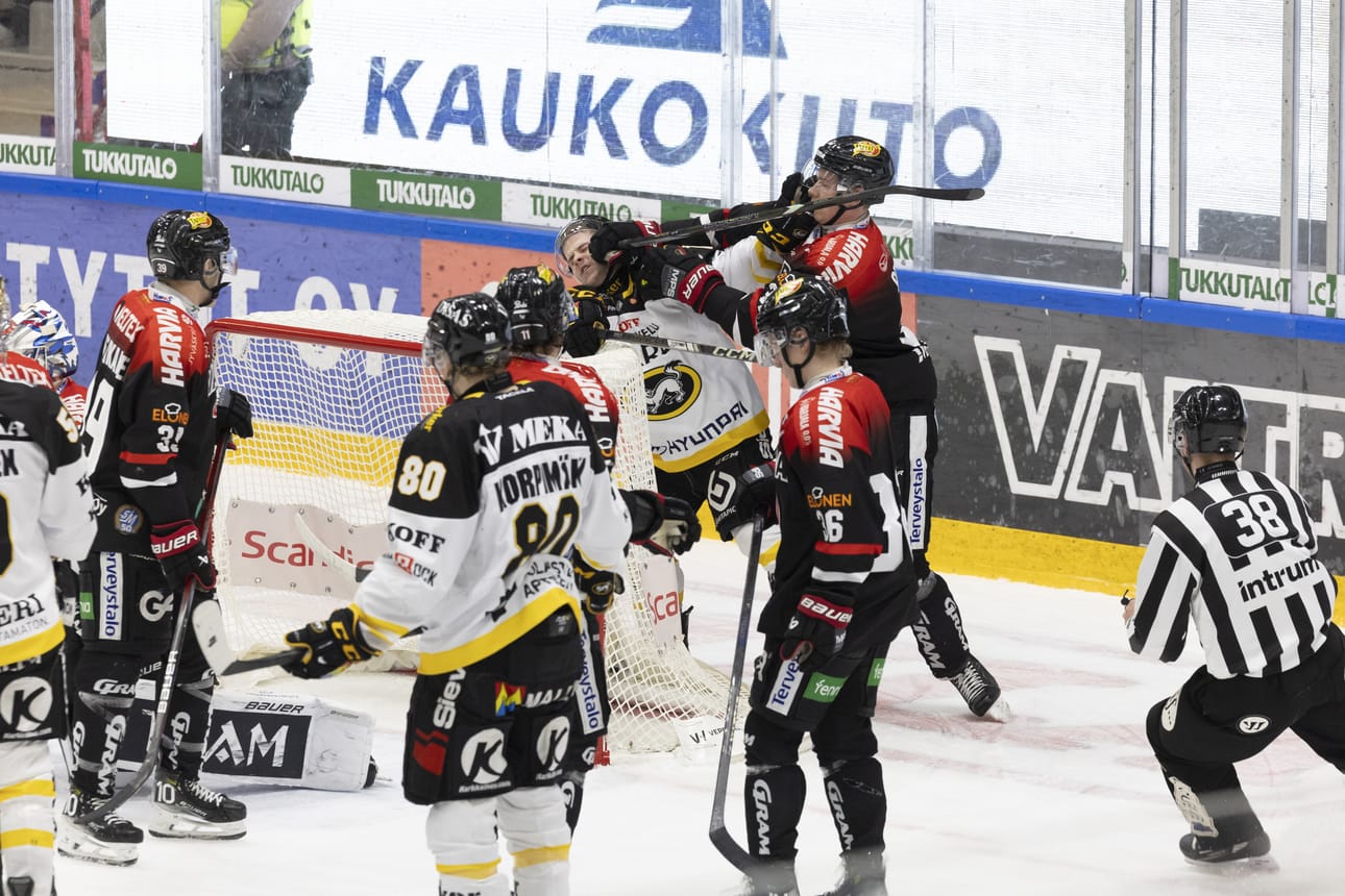Ottelu muuttui tunteikkaaksi toisen erän lopulla, mutta vääntötilanteita nähtiin jo ensimmäisessä erässä. Kärppien Ville Heikkala antoi ja otti osumia vielä vihellyksen jälkeen.