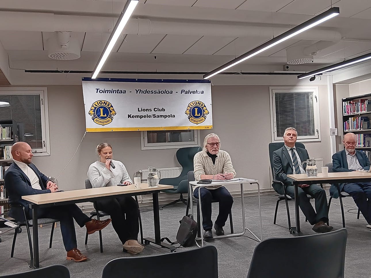 Tulevaisuusseminaari paneeli. Vasemmalta Kempeleen kunnanjohtaja Tuomas Lohi, lukiolainen Vanessa Väliaho, puheenjohtaja Tapani Hautamäki, Pohjolan Osuuspankin toimitusjohtaja Keijo Posio ja tulevaisuustutkija Osmo Soininvaara.