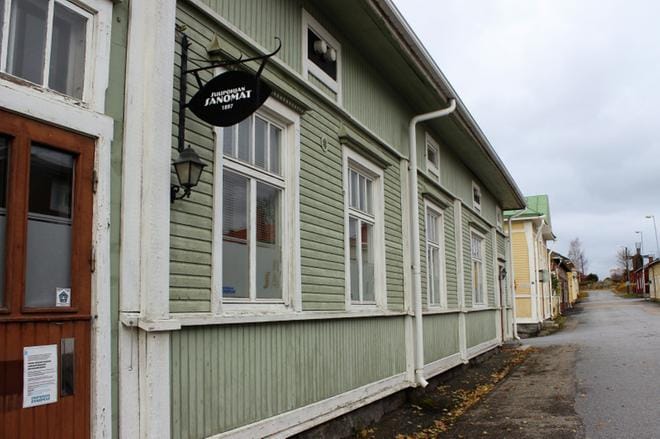 Suupohjan Sanomien konttori on vielä jonkin aikaa Läntisen Pitkäkadun ja Kirkkokadun risteyksessä. Rakennuksessa on myös pieni asunto. KUVA: MINNA ZILLIACUS