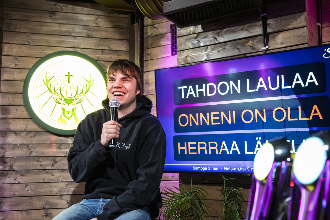 Eemeli Aho laulaa yökerho Kullervon karaokessa virren 517. Aho on juhlimassa ystäviensä kanssa syntymäpäiväänsä.