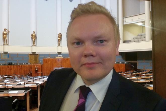 Kansanedustaja Antti Kurvinen on todella vaikuttunut alkuperäiseen loistoonsa remontoidusta eduskuntatalosta. KUVA: ANNUKKA HAUTAMÄKI