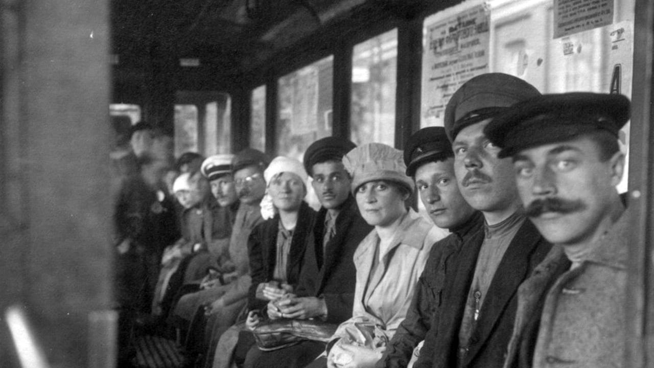 Tämä joukko pietarinsuomalaisia kuvattiin vuosien 1917–1922 Neuvosto-Venäjällä.