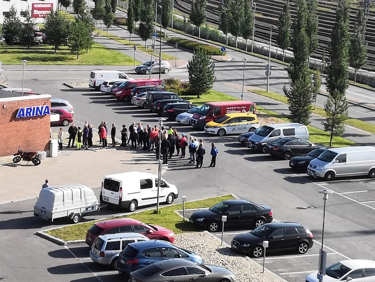 Tieto Makkarakaupan lopettamisesta ja loppuunmyynnistä toi liikkeen eteen jonon ennen aukeamista kello yhdeksän.