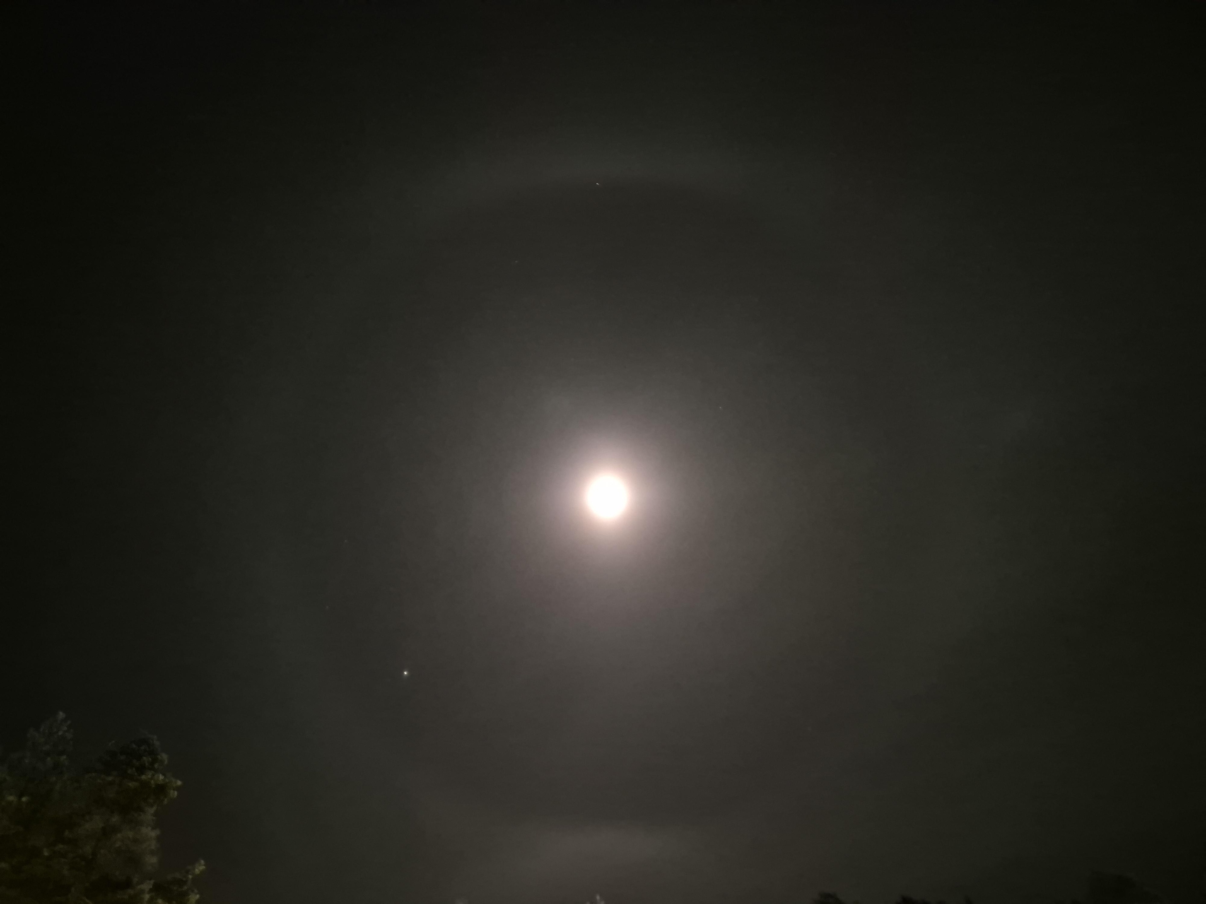 Haloilmiö voi näkyä Kuun ympärille muodostuneena renkaana.