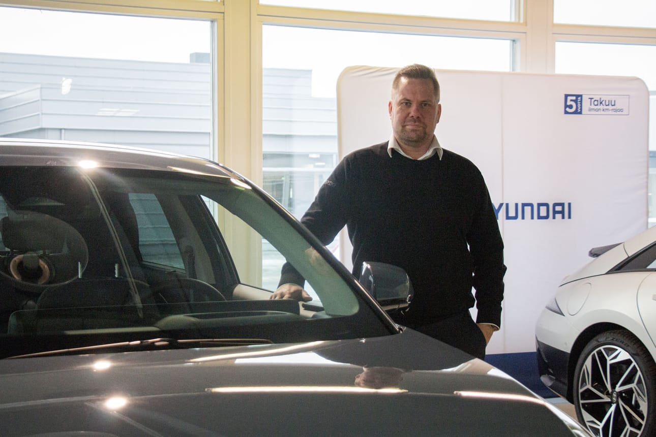 "Pääsääntöisesti Pörhön kaikki monimerkkiliikkeen autot ovat nopean toimituksen autoja, ja yleensä auto on asiakkaalla jo parissa viikossa", Antti Kullas kertoo.