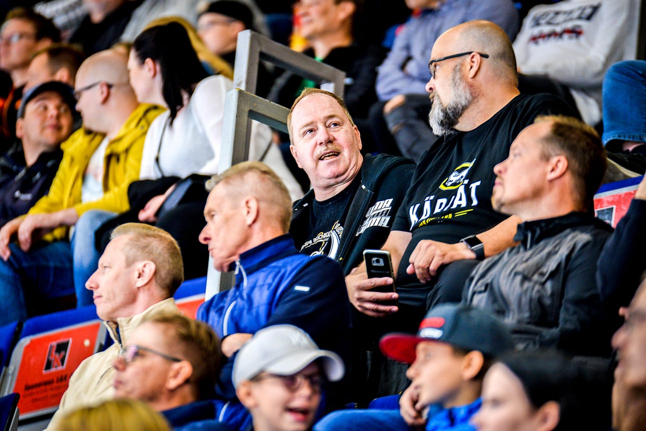 Harri Mällisen (keskellä) kaveri Petri Mäkelä on saapunut Kärppien otteluun Kuopion läheltä Vesannolta. Mällinen käy katsomassa kaikki kotipelit niin, että viiden vuoden aikana ei ole kymmentä peliä jäänyt väliin.