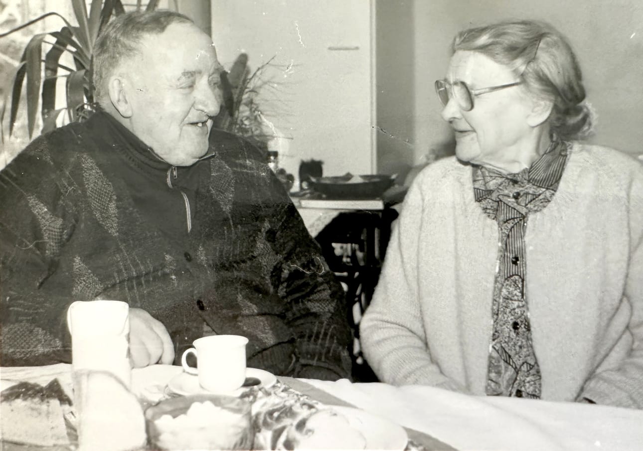 Keitä he ovat? Jos tunnistat, niin otahan meihin yhteyttä! Voit lähettää tietosi kuvasta sähköpostilla osoitteeseen toimitus@komiat.fi, verkkosivujemme tai sovelluksen yhteydenottolomakkeen kautta tai ottamalla yhteyttä toimittajiimme.