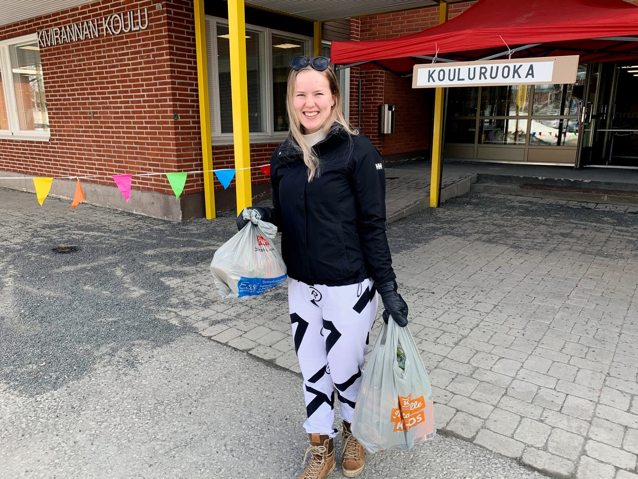 Torniossa jaetaan etäopetuksessa olevilla kotiin reilut 2300 ruokapakettia. Lukiossa opiskelevalle Ella-sisarelleen ehti ruokakassit Kivirannan koululta hakemaan Elina Kurttio.