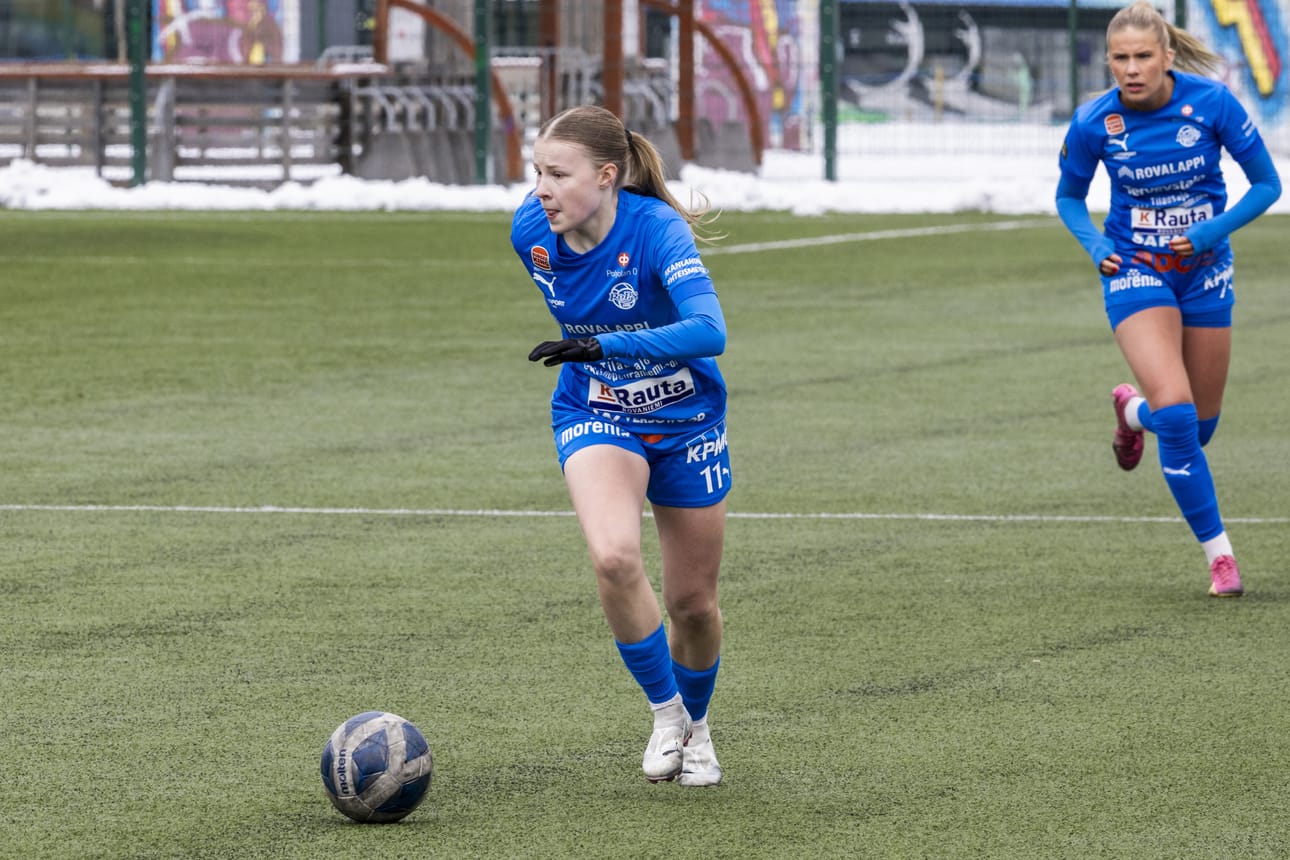 RoPS pelaa naisten Kakkosessa. Venla Koivisto (vas.) ja Metti Näsman ovat joukkueen avainpelaajia.
