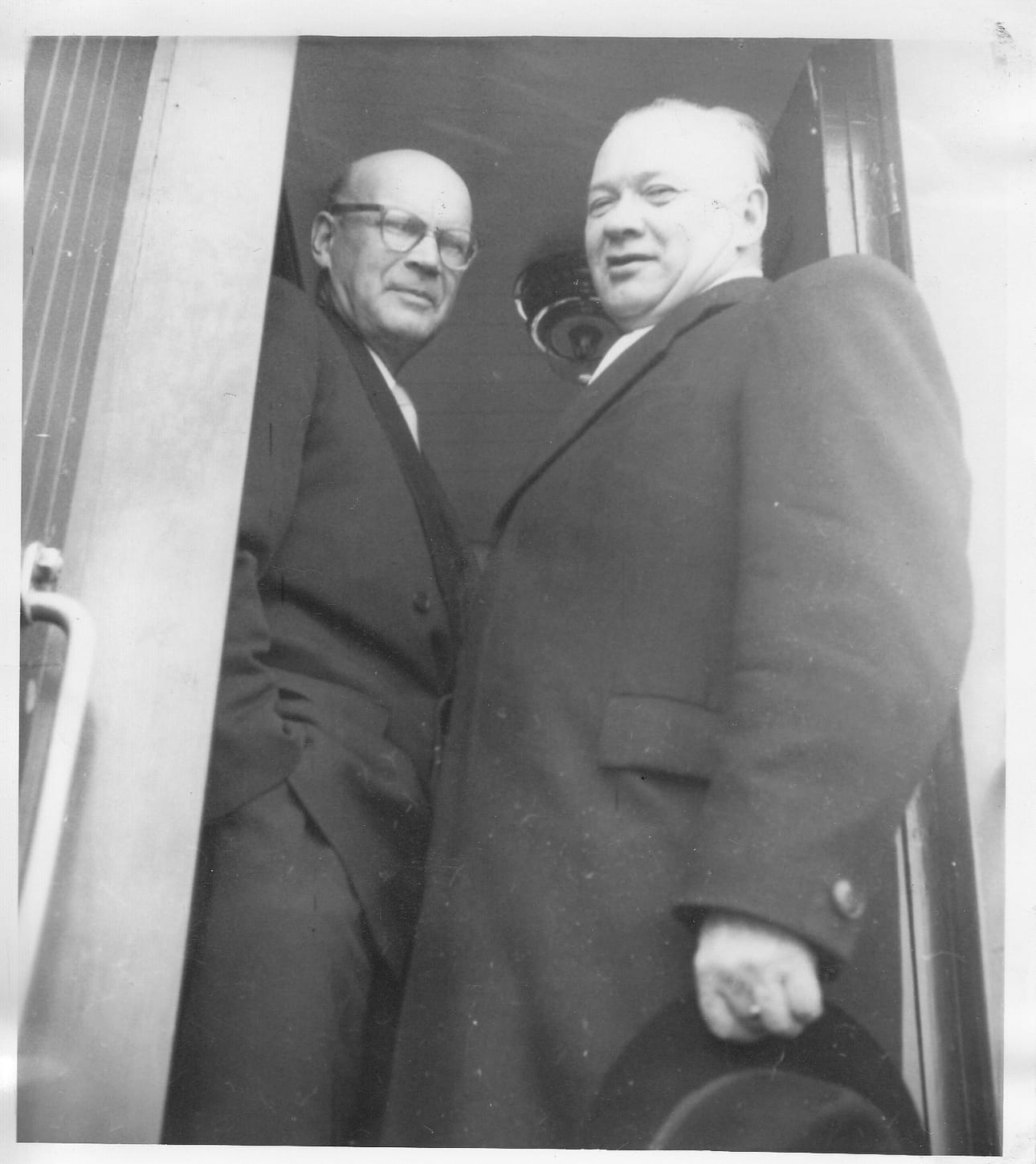 Presidentti Urho Kekkonen matkusti 18. huhtikuuta 1956 junalla salonkivaunussa Lappiin hiihtoretkelle. Juna pysähtyi Oulussa aamupäivällä parikymmentä minuuttia, jolloin Kekkonen tapasi Oulun läänin maaherran Kalle Määtän.