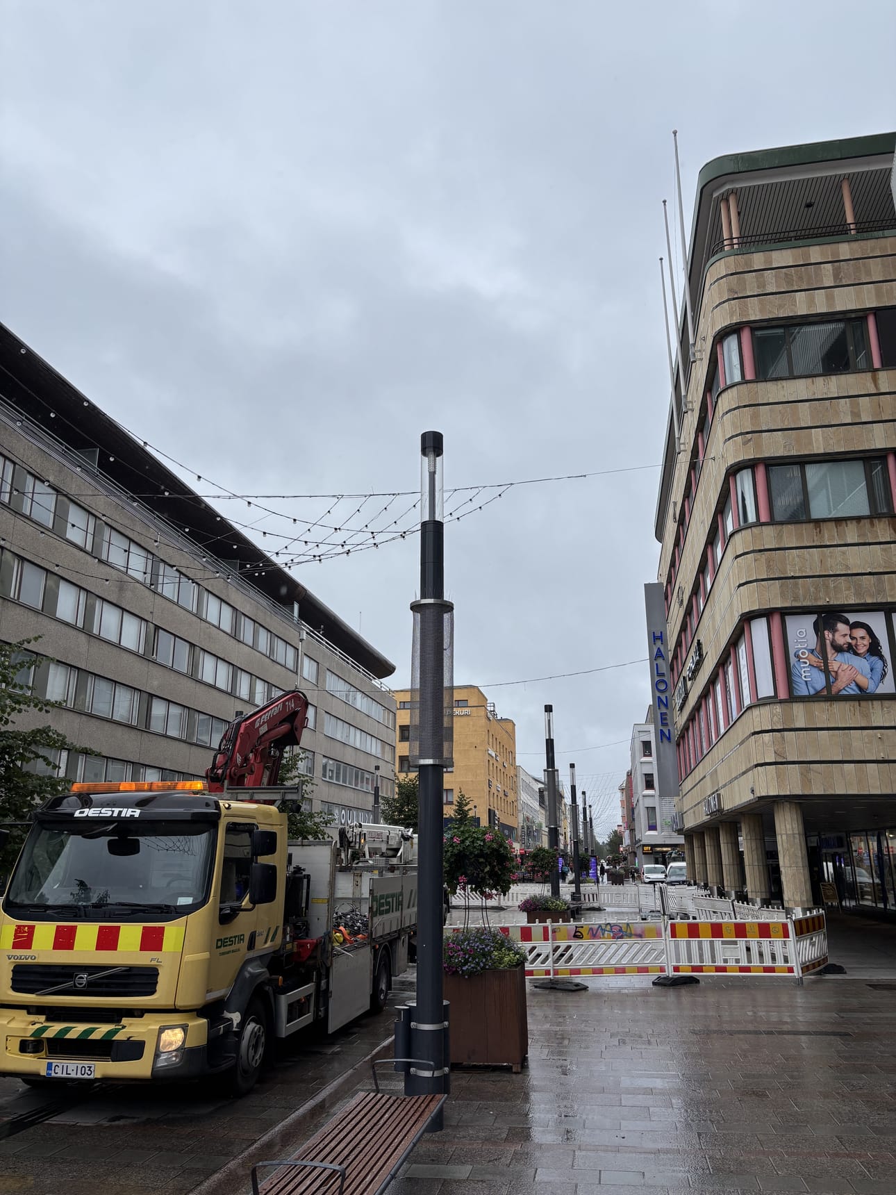 Valaistusta alettiin ottaa alas torstaina aamupäivällä.