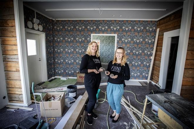 Perustajat Heidi Sivula (vasen) ja Essi Rintamäki ovat innoissaan Fiini Naturallyn kahmimista voitoista. Seuraavana valmistuu koko tuotevalikoiman kattava myymälä. KUVAT: MAIJA SAANIO