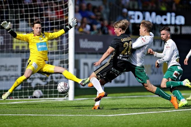 SJK:n Jesse Sarajärvi pääsi toukokuussa maalille SJK-IFK Mariehamn-ottelussa, mutta ampui ohi. Maalilla Anton Lepola ja estelemässä Aapo Mäenpää. ARKISTOKUVA: TOMI KOSONEN