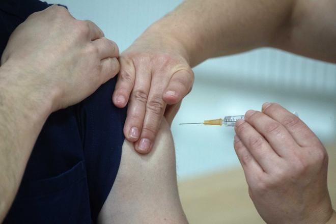 Kipeästi kaivattuja koronarokotteita riittää rajatuista eristä nyt aiempaa suuremmalle ihmismäärälle. KUVA: Mauri Ratilainen