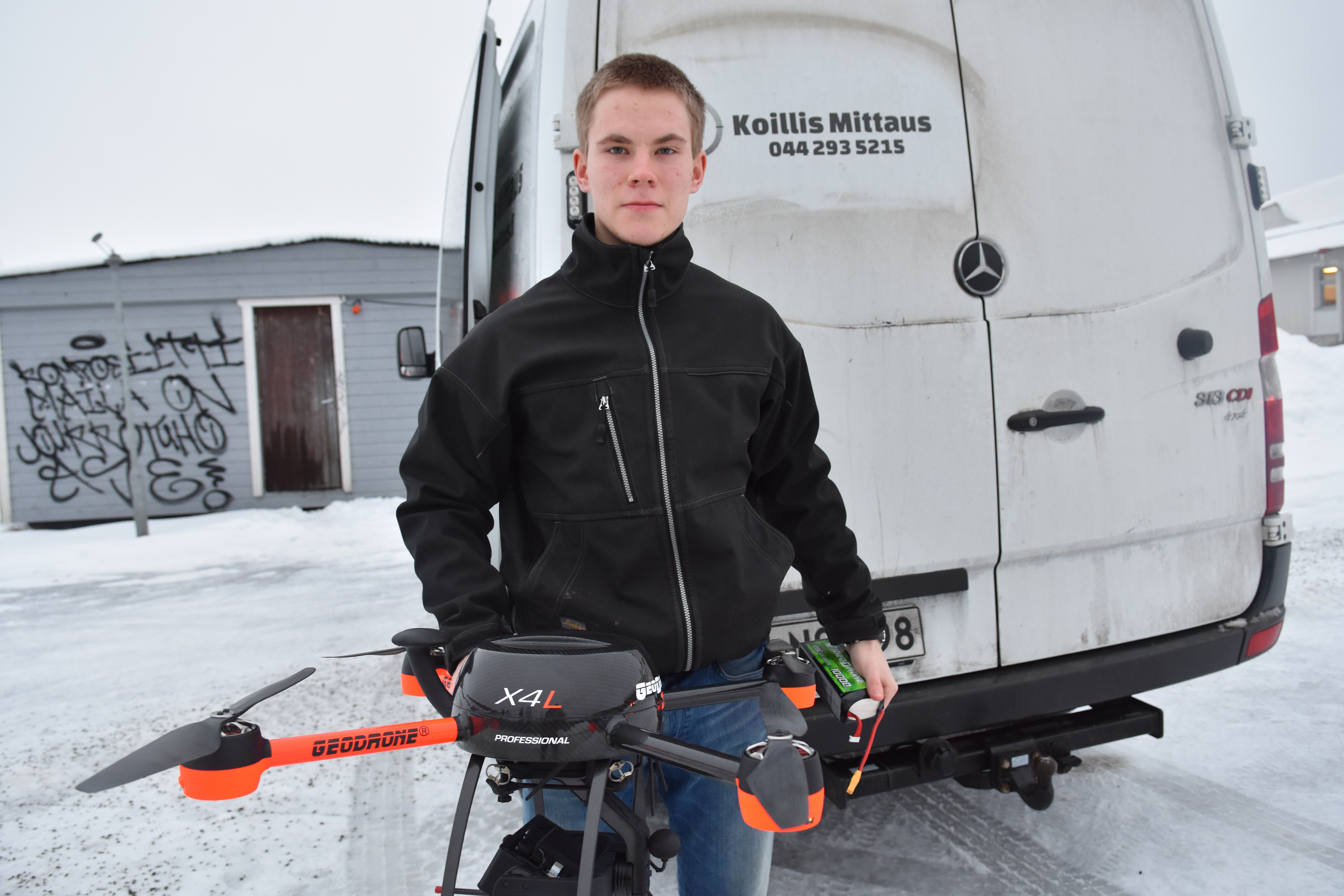 Eetu Klemetti sanoo, että nykyisin yksi mies tekee työt, joihin ennen oli 3-4 maanmittaajaa. Hänellä apuna on lentolaite, drone tai drooni.