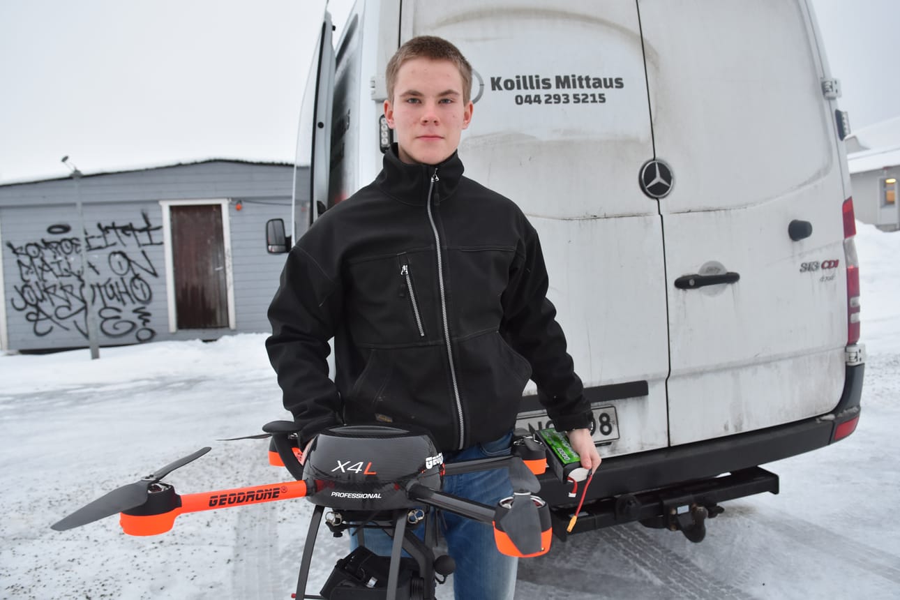 Eetu Klemetti sanoo, että nykyisin yksi mies tekee työt, joihin ennen oli 3-4 maanmittaajaa. Hänellä apuna on lentolaite, drone tai drooni.