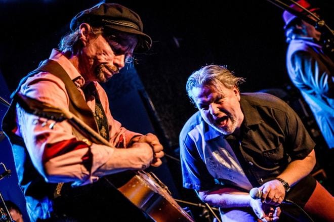 Pitkän linjan bluesmuusikoista koostuva SF Blues Caravan matkaa parhaillaan syyskiertueella pitkin Suomea, tällä kertaa vierailijoiden kera. KUVA: HIROKI