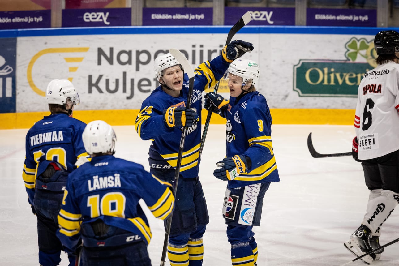 Eelis Lopina (kesk.) vei RoKin johtoon avauserän ensiminuuteilla ottelussa Jypiä vastaan. Tuomas Turppa (nro 9) syötti viikonloppuna neljä osumaa.
