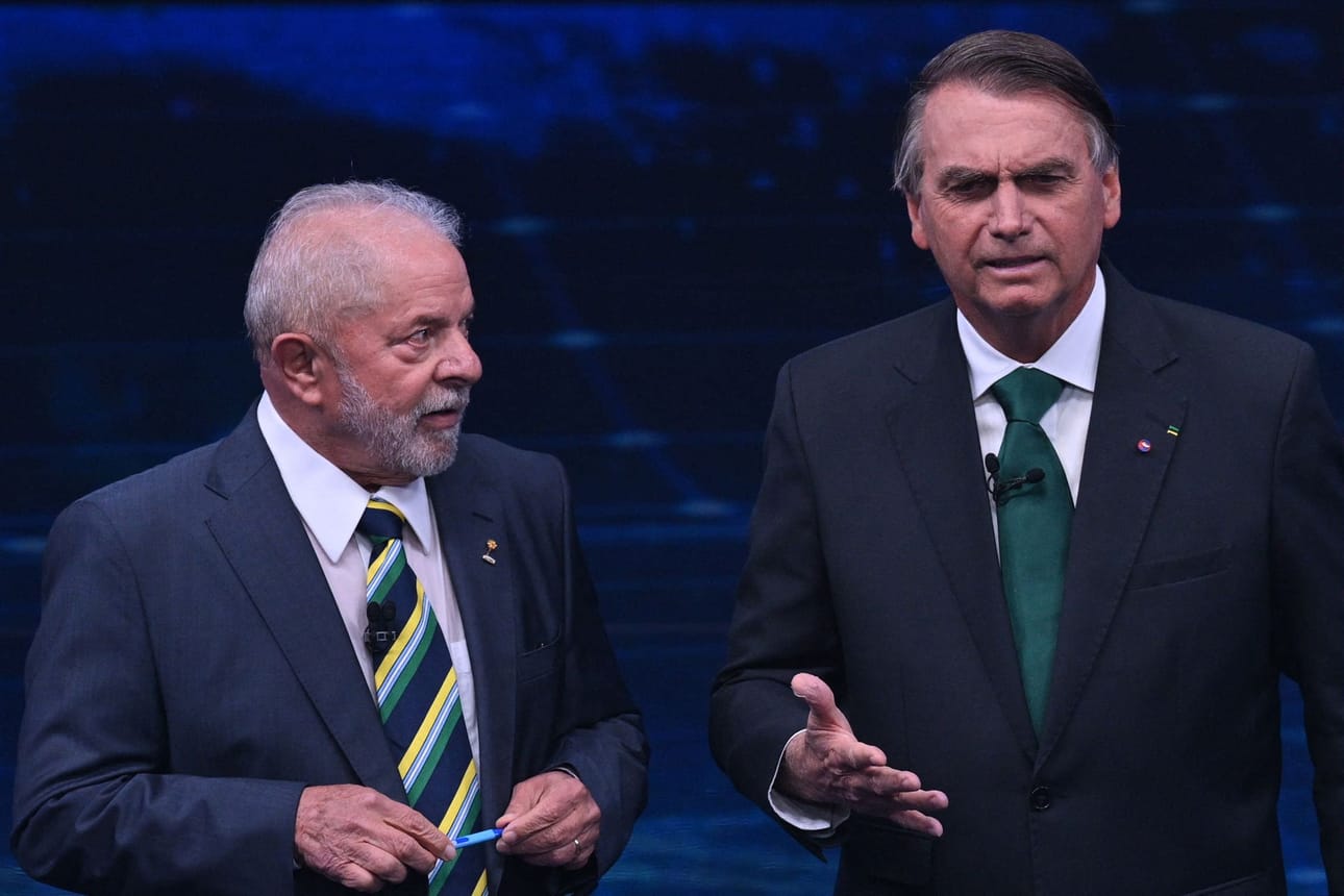 Brasilian istuva presidentti Jair Bolsonaro (oik.) ja vuosien 2003–2010 presidentti ja nykyinen presidenttiehdokas Luiz Inacio Lula da Silva (vas.) kisaavat Brasilian presidentin paikasta. Vaalien toinen kierros pidetään sunnuntaina. Arkistokuva. LEHTIKUVA / AFP