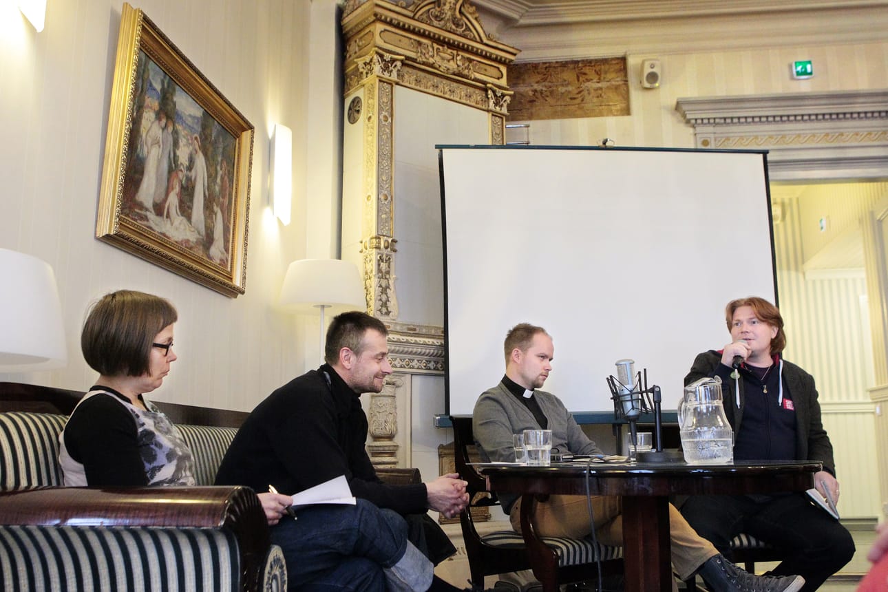 Oulussa järjestettiin viime keväänä neljä agnostikkoiltaa. Iltojen alustajina toimivat Mikko Salmen (oik.) lisäksi Oulun seurakunnan papit Päivi Jussila (vas.), Arpád Kovács ja Stiven Naatus.