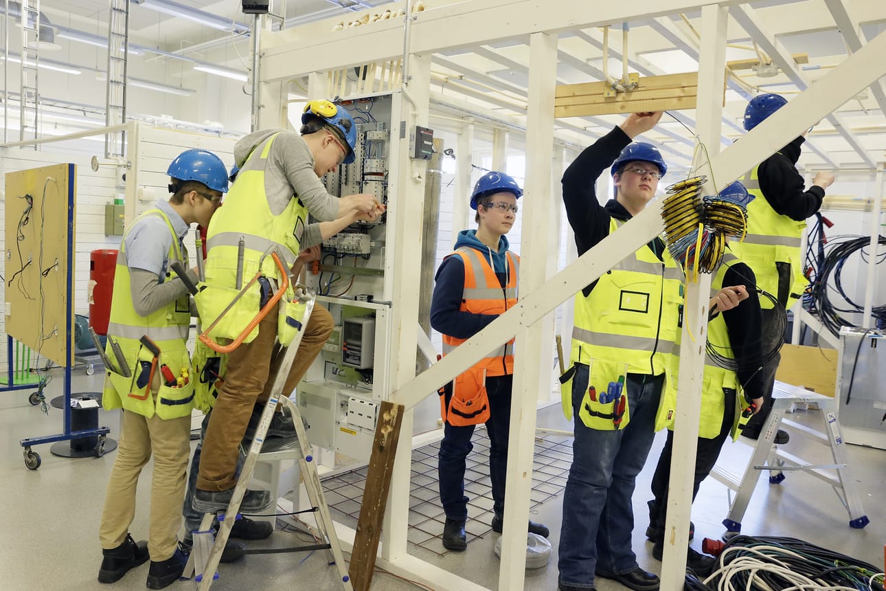 Sähköasentajaopiskelijat harjoittelemassa Haukiputaan yksikössä vuonna 2014. Arkistokuva.
