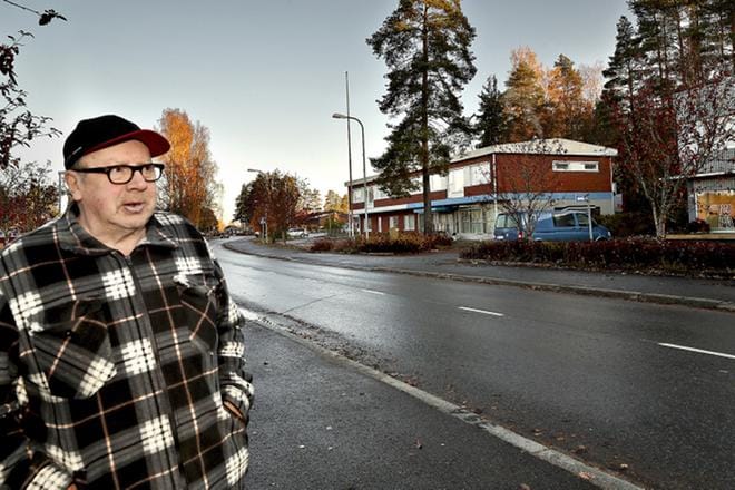 Kuortanelainen Paavo Mutka tukee viitasamakkoja. Hänen mielestään puutarha-alueelle nousisi aina paisunta. KUVAT: HEIKKI HAKANEN