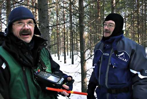 Vankka puusto. Suunnittelija Pekka Niemi (vas.) ja tiimiesimies Jorma Kouva laskevat puustoa entisellä Osaran aukolla, jossa on nyt hyvä nuori metsä.